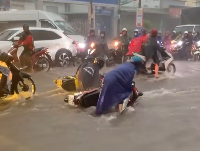 Mưa như tr&uacute;t, nhiều tuyến đường ngập s&acirc;u, &ugrave;n tắc, người đi xe m&aacute;y ng&atilde; nho&agrave;i- Ảnh 1.
