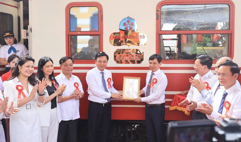 Khai trương t&agrave;u hạng sang &ldquo;Hoa Phượng đỏ&rdquo;- Ảnh 2.