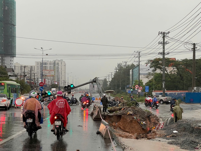 Mưa lớn k&eacute;o d&agrave;i, nhiều tuyến đường B&igrave;nh Dương ngập s&acirc;u, nước tr&agrave;n v&agrave;o nh&agrave; d&acirc;n- Ảnh 1.
