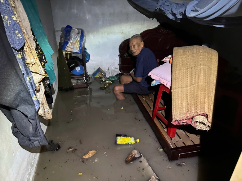 Mưa lớn k&eacute;o d&agrave;i, nhiều tuyến đường B&igrave;nh Dương ngập s&acirc;u, nước tr&agrave;n v&agrave;o nh&agrave; d&acirc;n- Ảnh 2.