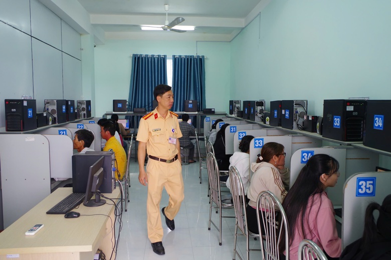 Hơn 1.200 học vi&ecirc;n dự kỳ thi s&aacute;t hạch l&aacute;i xe đầu ti&ecirc;n do CSGT Ninh Thuận gi&aacute;m s&aacute;t- Ảnh 1.