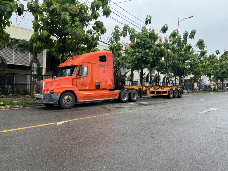 Xe container cán chết người đi xe máy, tài xế vẫn thản nhiên đi giao nhận hàng- Ảnh 2. Xe container cán chết người đi xe máy, tài xế vẫn thản nhiên đi giao nhận hàng- Ảnh 2.