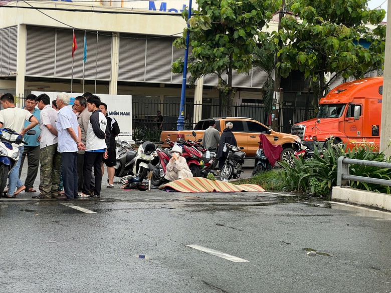 Xe container cán chết người đi xe máy, tài xế vẫn thản nhiên đi giao nhận hàng- Ảnh 1. Xe container cán chết người đi xe máy, tài xế vẫn thản nhiên đi giao nhận hàng- Ảnh 1.