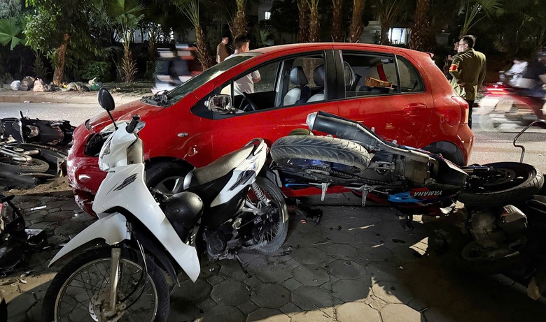 H&agrave; Nội: Danh t&iacute;nh t&agrave;i xế &ocirc; t&ocirc; con đ&acirc;m li&ecirc;n ho&agrave;n 6 xe m&aacute;y l&agrave;m 2 người bị thương- Ảnh 1.