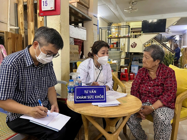 “Họa mi núi rừng” hát hết mình cùng người già neo đơn ở TP.HCM- Ảnh 5. “Họa mi núi rừng” hát hết mình cùng người già neo đơn ở TP.HCM- Ảnh 5.