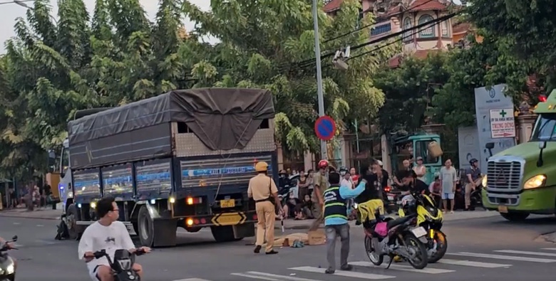 Người phụ nữ tử vong tại chỗ sau va chạm với xe tải ở quận 12- Ảnh 1.