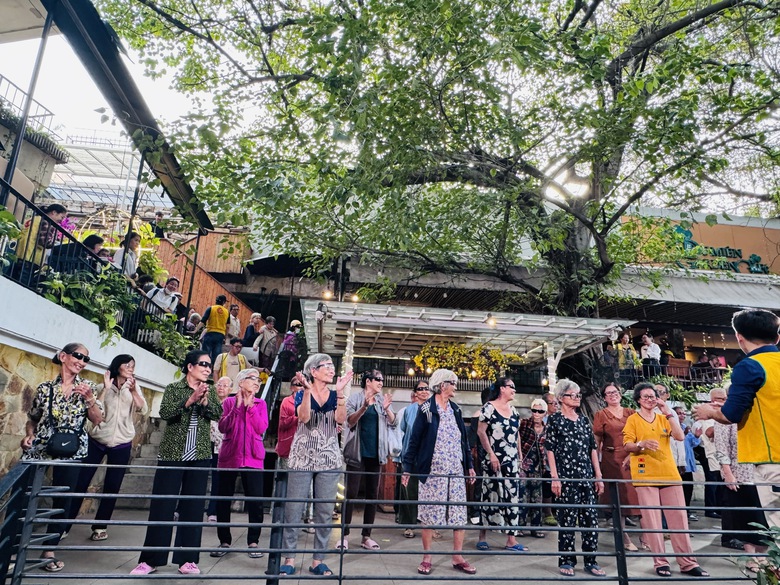 “Họa mi núi rừng” hát hết mình cùng người già neo đơn ở TP.HCM- Ảnh 3. “Họa mi núi rừng” hát hết mình cùng người già neo đơn ở TP.HCM- Ảnh 3.