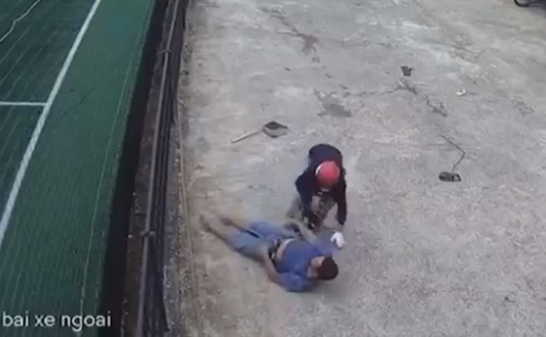 Truy t&igrave;m kẻ đội t&oacute;c giả ch&iacute;ch điện người phụ nữ cạnh s&acirc;n b&oacute;ng ở Ph&uacute; Quốc- Ảnh 2.