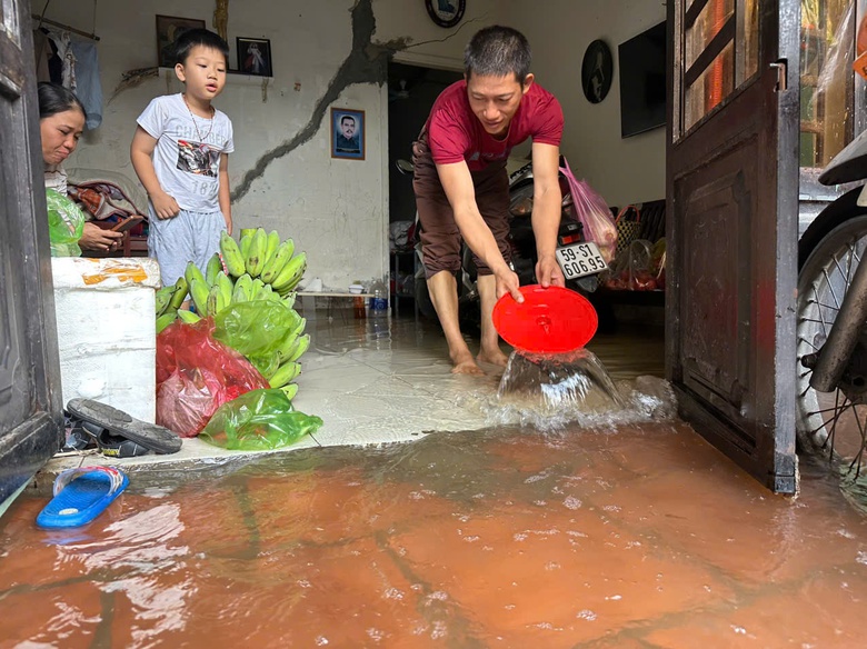 Nh&agrave; ngập nhiều ng&agrave;y sau cơn mưa lớn nhất 8 năm, người d&acirc;n Thủ Đức ng&aacute;n ngẩm- Ảnh 4.