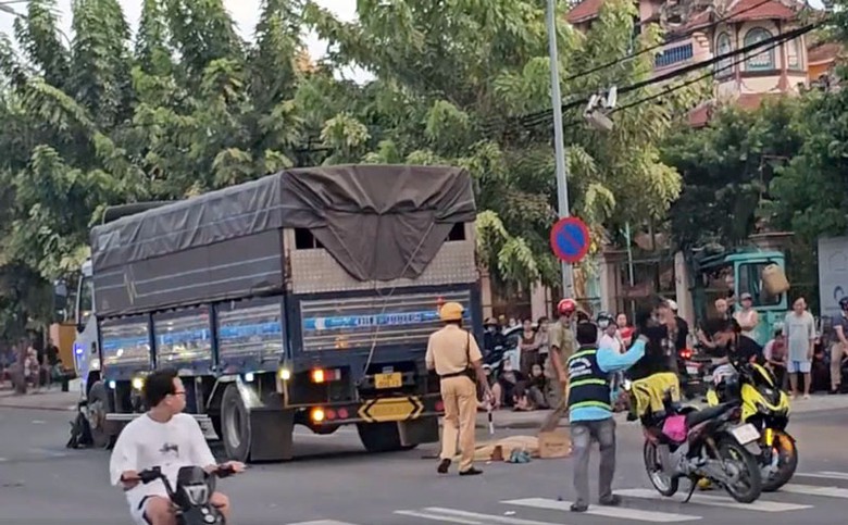 Hiện trường vụ tai nạn khiến người phụ nữ tử vong. Hiện trường vụ tai nạn khiến người phụ nữ tử vong.