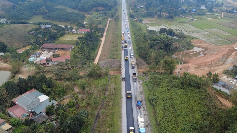 VEC n&oacute;i g&igrave; vụ nh&agrave; thầu thảm b&ecirc; t&ocirc;ng nhựa cao tốc Nội B&agrave;i - L&agrave;o Cai khi trời mưa?- Ảnh 1.