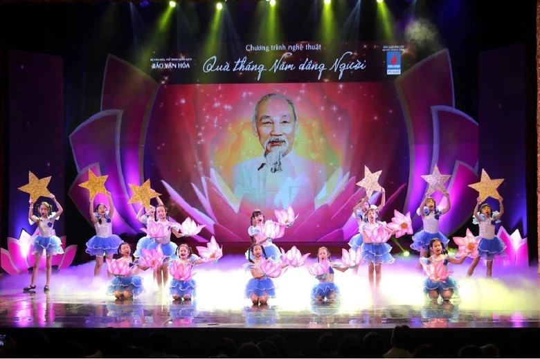 Chương tr&igrave;nh thể hiện t&igrave;nh cảm của nh&acirc;n d&acirc;n với Chủ tịch Hồ Ch&iacute; Minh.