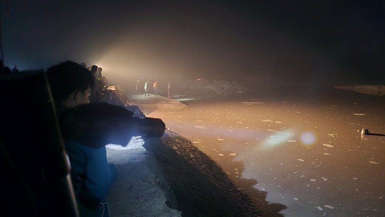 Tìm kiếm tài xế xe múc nghi bị nước cuốn ở Bình Dương- Ảnh 1. Tìm kiếm tài xế xe múc nghi bị nước cuốn ở Bình Dương- Ảnh 1.