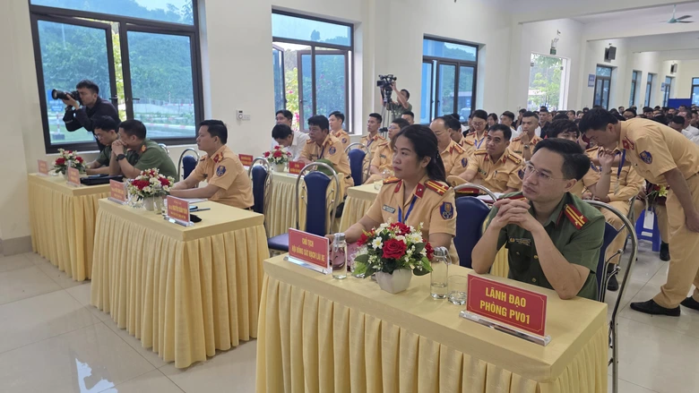 169 thí sinh dự kỳ thi sát hạch GPLX đầu tiên do Công an Yên Bái tổ chức- Ảnh 2. 169 thí sinh dự kỳ thi sát hạch GPLX đầu tiên do Công an Yên Bái tổ chức- Ảnh 2.