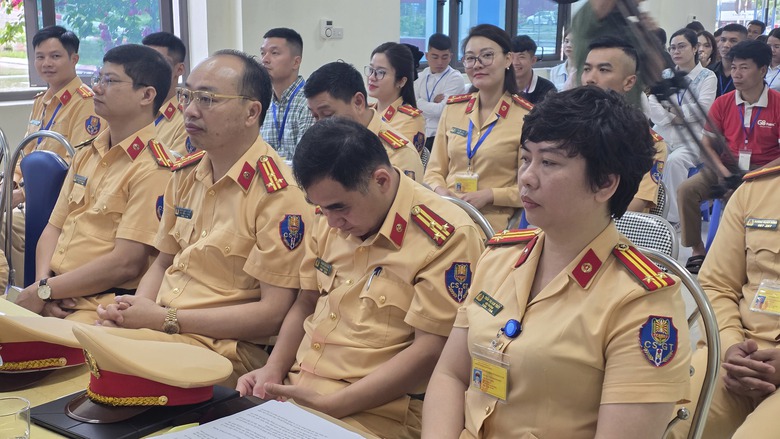 169 thí sinh dự kỳ thi sát hạch GPLX đầu tiên do Công an Yên Bái tổ chức- Ảnh 3. 169 thí sinh dự kỳ thi sát hạch GPLX đầu tiên do Công an Yên Bái tổ chức- Ảnh 3.