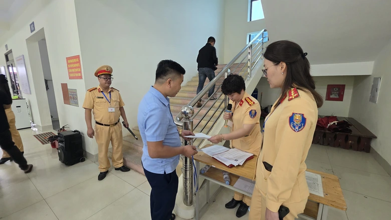 169 thí sinh dự kỳ thi sát hạch GPLX đầu tiên do Công an Yên Bái tổ chức- Ảnh 6. 169 thí sinh dự kỳ thi sát hạch GPLX đầu tiên do Công an Yên Bái tổ chức- Ảnh 6.