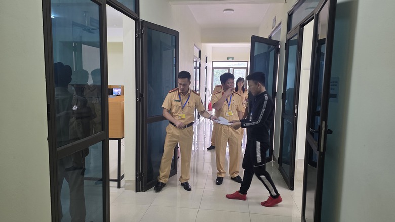 169 thí sinh dự kỳ thi sát hạch GPLX đầu tiên do Công an Yên Bái tổ chức- Ảnh 7. 169 thí sinh dự kỳ thi sát hạch GPLX đầu tiên do Công an Yên Bái tổ chức- Ảnh 7.