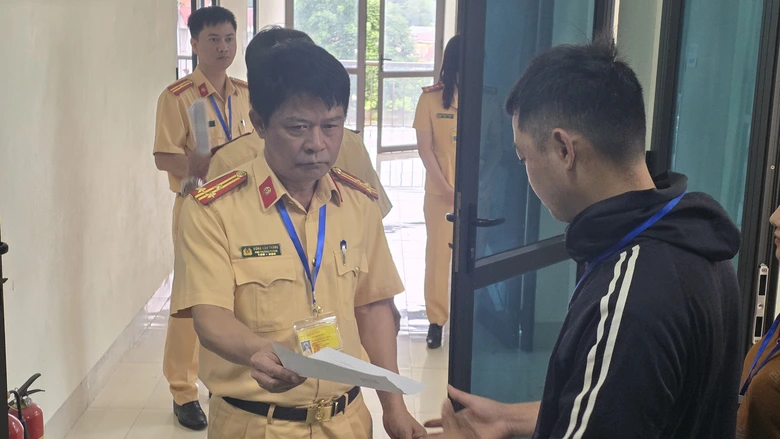 169 thí sinh dự kỳ thi sát hạch GPLX đầu tiên do Công an Yên Bái tổ chức- Ảnh 8. 169 thí sinh dự kỳ thi sát hạch GPLX đầu tiên do Công an Yên Bái tổ chức- Ảnh 8.