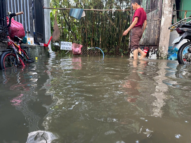 Nh&agrave; ngập nhiều ng&agrave;y sau cơn mưa lớn nhất 8 năm, người d&acirc;n Thủ Đức ng&aacute;n ngẩm- Ảnh 5.