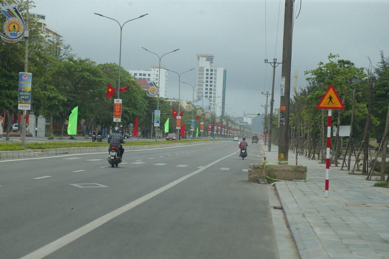 Tai nạn r&igrave;nh rập tr&ecirc;n tuyến đường đẹp nhất biển Cửa L&ograve; do 3 cụm đ&egrave;n t&iacute;n hiệu "bất động"- Ảnh 5.