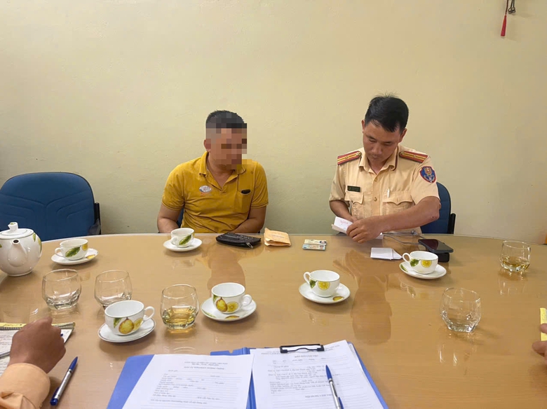 T&agrave;i xế xe bu&yacute;t đẩy cửa đập tr&uacute;ng 3 người tr&ecirc;n xe m&aacute;y bị phạt 5 triệu đồng- Ảnh 1.