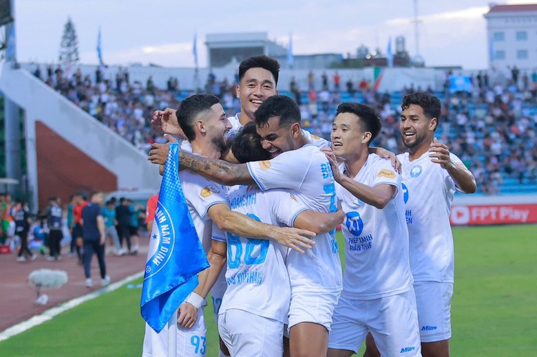 V-League: Thắng kịch t&iacute;nh Thanh H&oacute;a, Nam Định tiến gần đến ng&ocirc;i v&ocirc; địch- Ảnh 1.