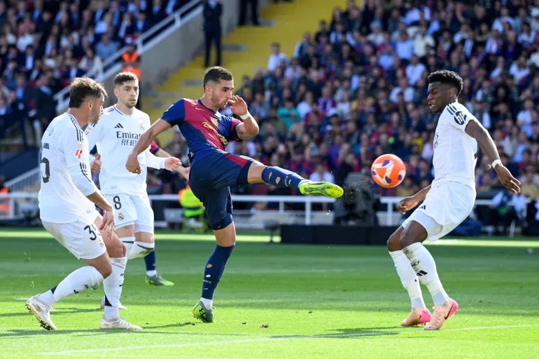 Ngược d&ograve;ng đ&aacute;nh bại Real Madrid, Barcelona tiến gần chức v&ocirc; địch La Liga- Ảnh 1.