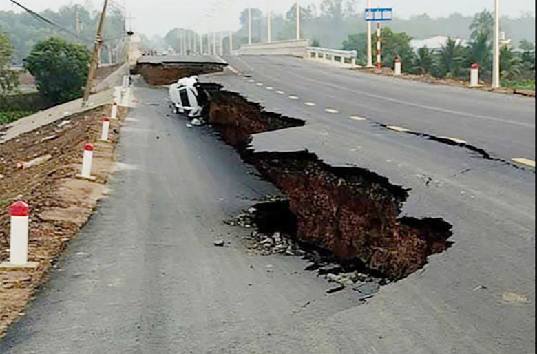 T&acirc;y Ninh: Đường dẫn cầu H&ograve;a B&igrave;nh sụp l&uacute;n, người d&acirc;n di chuyển thế n&agrave;o?- Ảnh 1.