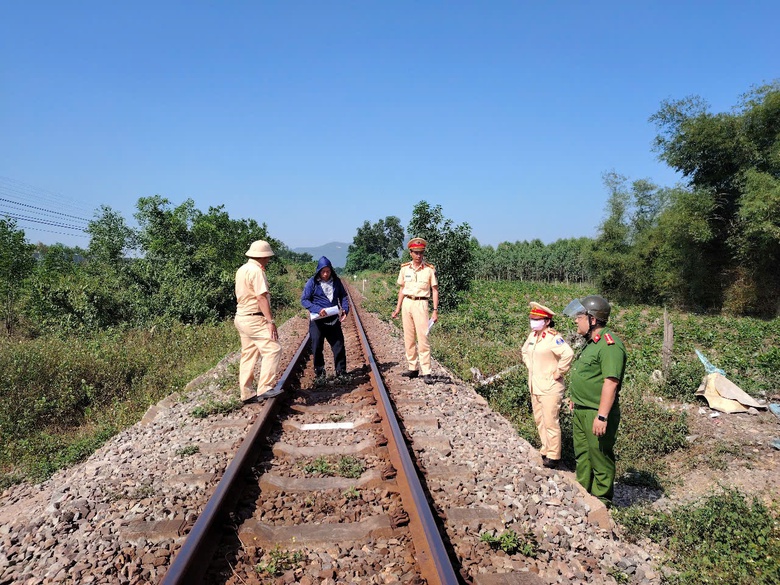 Đóng thêm nhiều lối đi tự mở qua đường sắt ở Bình Định- Ảnh 2. Đóng thêm nhiều lối đi tự mở qua đường sắt ở Bình Định- Ảnh 2.