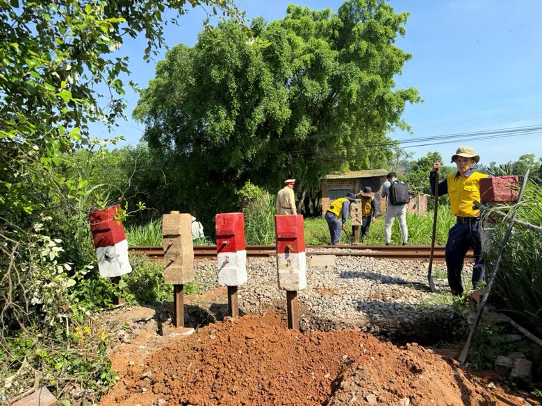 Đóng thêm nhiều lối đi tự mở qua đường sắt ở Bình Định- Ảnh 1. Đóng thêm nhiều lối đi tự mở qua đường sắt ở Bình Định- Ảnh 1.