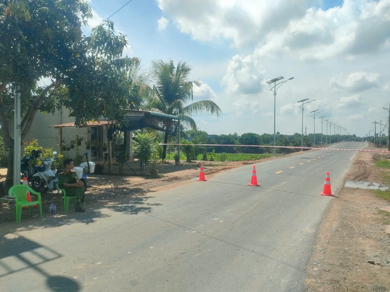 T&acirc;y Ninh: Đường dẫn cầu H&ograve;a B&igrave;nh sụp l&uacute;n, người d&acirc;n di chuyển thế n&agrave;o?- Ảnh 2.