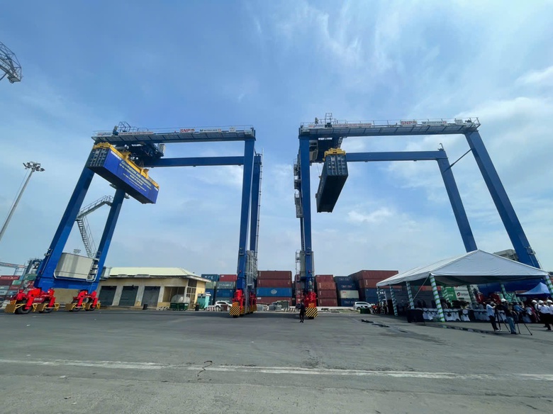 Tân Cảng Cát Lái bổ sung 4 cẩu giàn bánh lốp Hybrid- Ảnh 1. Tân Cảng Cát Lái bổ sung 4 cẩu giàn bánh lốp Hybrid- Ảnh 1.