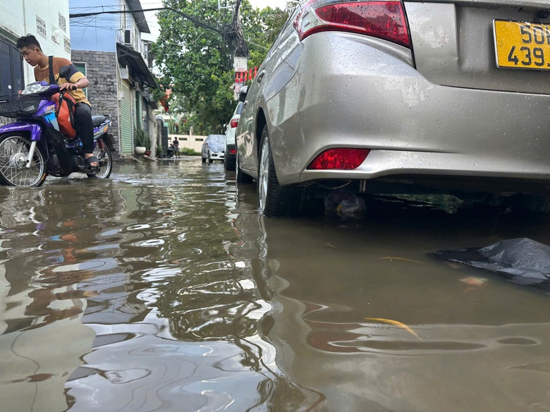 Nh&agrave; ngập nhiều ng&agrave;y sau cơn mưa lớn nhất 8 năm, người d&acirc;n Thủ Đức ng&aacute;n ngẩm- Ảnh 9.