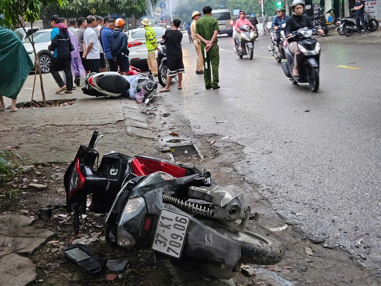 Tai nạn liên hoàn ở thành phố Vinh, nhiều người bị thương- Ảnh 3. Tai nạn liên hoàn ở thành phố Vinh, nhiều người bị thương- Ảnh 3.