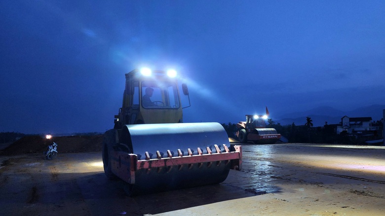 C&ocirc;ng trường cao tốc Quảng Ng&atilde;i - Ho&agrave;i Nhơn rộn r&agrave;ng xuy&ecirc;n đ&ecirc;m, quyết c&aacute;n đ&iacute;ch năm 2025- Ảnh 14.