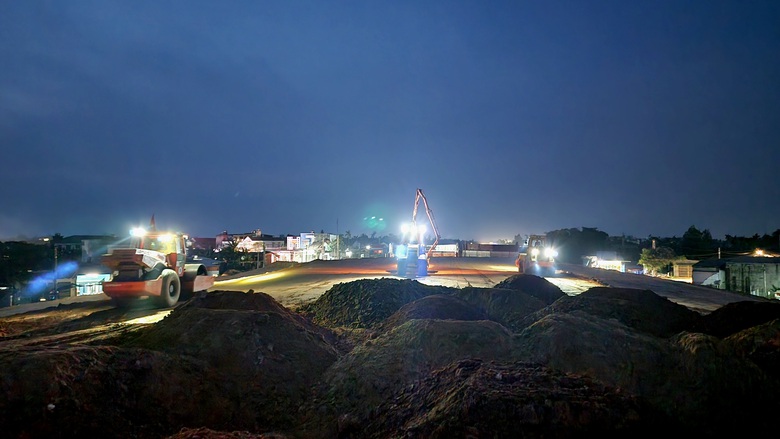 C&ocirc;ng trường cao tốc Quảng Ng&atilde;i - Ho&agrave;i Nhơn rộn r&agrave;ng xuy&ecirc;n đ&ecirc;m, quyết c&aacute;n đ&iacute;ch năm 2025- Ảnh 3.