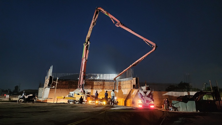 C&ocirc;ng trường cao tốc Quảng Ng&atilde;i - Ho&agrave;i Nhơn rộn r&agrave;ng xuy&ecirc;n đ&ecirc;m, quyết c&aacute;n đ&iacute;ch năm 2025- Ảnh 6.