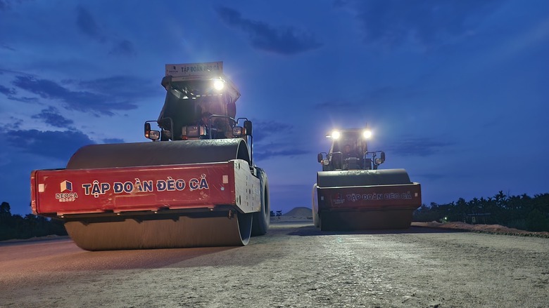 C&ocirc;ng trường cao tốc Quảng Ng&atilde;i - Ho&agrave;i Nhơn rộn r&agrave;ng xuy&ecirc;n đ&ecirc;m, quyết c&aacute;n đ&iacute;ch năm 2025- Ảnh 1.