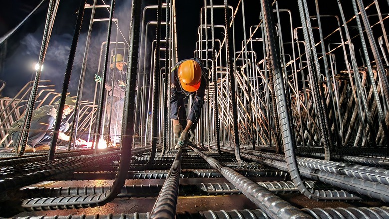 C&ocirc;ng trường cao tốc Quảng Ng&atilde;i - Ho&agrave;i Nhơn rộn r&agrave;ng xuy&ecirc;n đ&ecirc;m, quyết c&aacute;n đ&iacute;ch năm 2025- Ảnh 8.