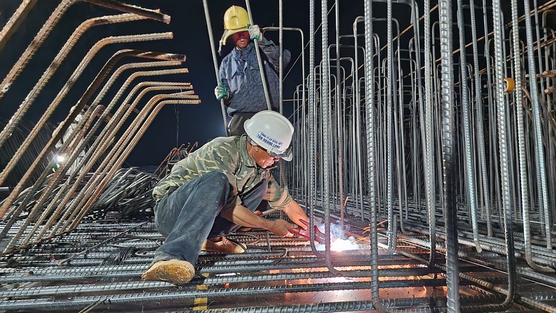 C&ocirc;ng trường cao tốc Quảng Ng&atilde;i - Ho&agrave;i Nhơn rộn r&agrave;ng xuy&ecirc;n đ&ecirc;m, quyết c&aacute;n đ&iacute;ch năm 2025- Ảnh 9.