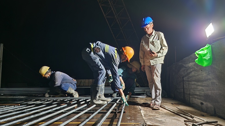 C&ocirc;ng trường cao tốc Quảng Ng&atilde;i - Ho&agrave;i Nhơn rộn r&agrave;ng xuy&ecirc;n đ&ecirc;m, quyết c&aacute;n đ&iacute;ch năm 2025- Ảnh 12.