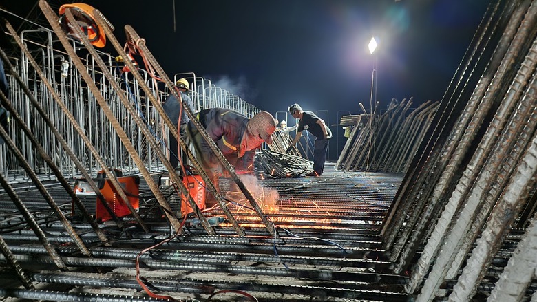 C&ocirc;ng trường cao tốc Quảng Ng&atilde;i - Ho&agrave;i Nhơn rộn r&agrave;ng xuy&ecirc;n đ&ecirc;m, quyết c&aacute;n đ&iacute;ch năm 2025- Ảnh 11.