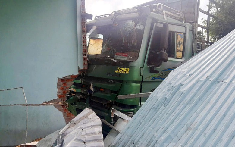 Vách tường và mái tôn căn nhà đổ sập sau vụ tai nạn - Ảnh: Hữu Toàn. Vách tường và mái tôn căn nhà đổ sập sau vụ tai nạn - Ảnh: Hữu Toàn.