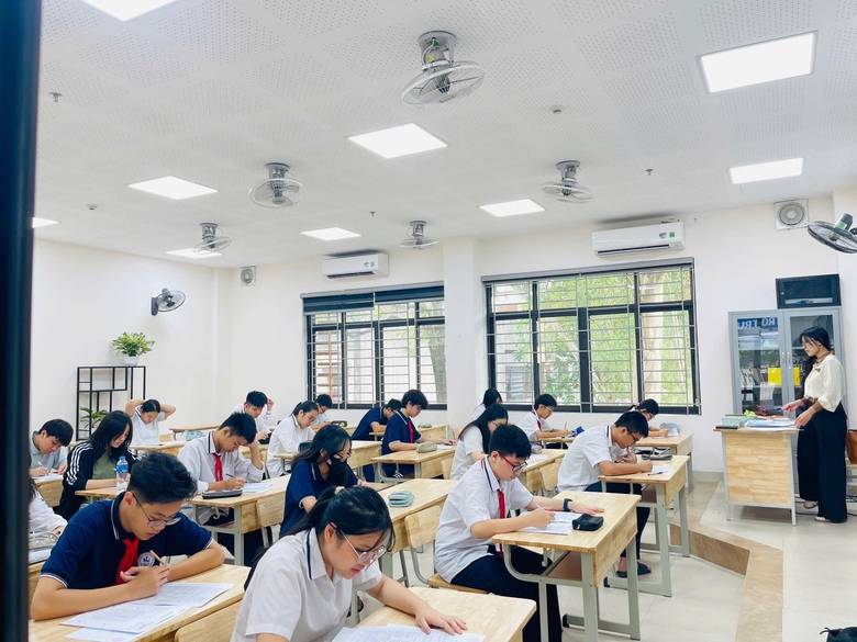 Thầy tr&ograve; gấp r&uacute;t chuẩn bị kỳ thi v&agrave;o lớp 10 theo chương tr&igrave;nh mới- Ảnh 1.