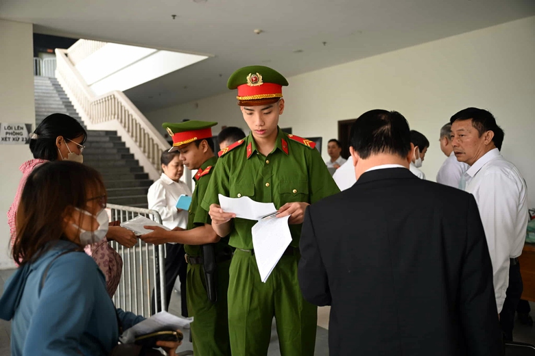 Cựu Thứ trưởng Nguyễn Linh Ngọc hầu tòa vụ đất hiếm ở Yên Bái- Ảnh 9. Cựu Thứ trưởng Nguyễn Linh Ngọc hầu tòa vụ đất hiếm ở Yên Bái- Ảnh 9.