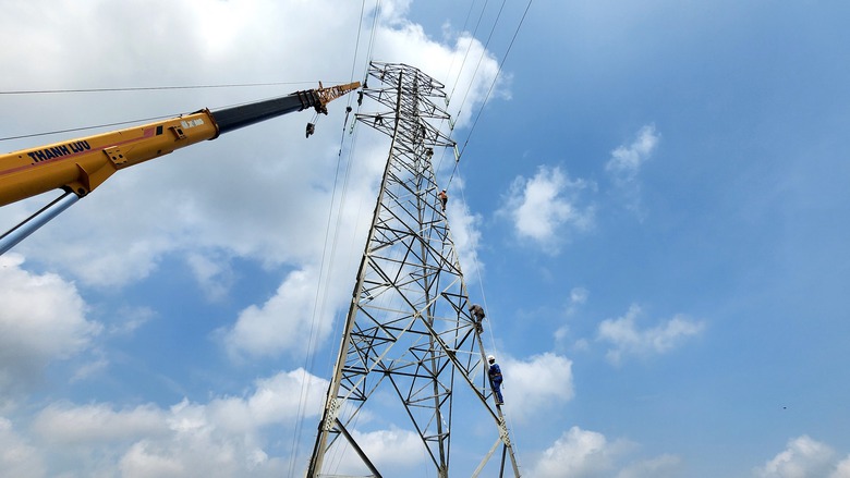 Th&aacute;o dỡ trụ điện cao thế, b&agrave;n giao mặt bằng tuyến tr&aacute;nh 1.800 tỷ đồng- Ảnh 2.