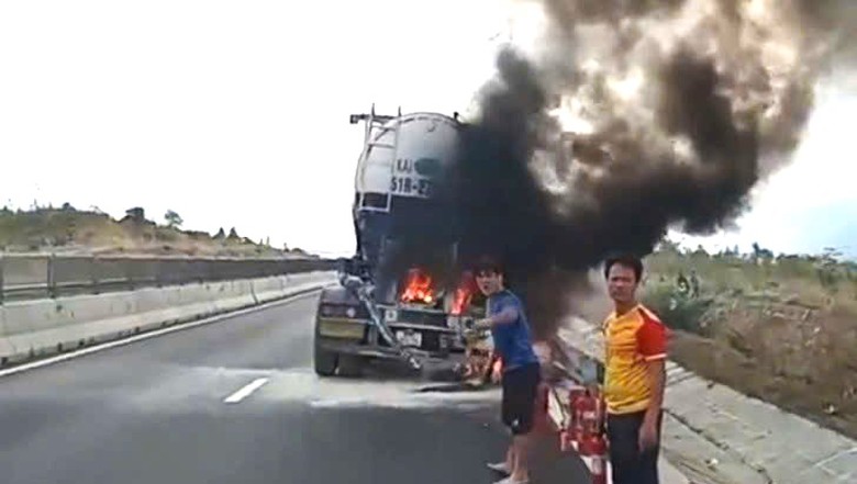 Xe đầu k&eacute;o bốc ch&aacute;y, CSGT điều tiết giao th&ocirc;ng từ xa tr&ecirc;n cao tốc Vĩnh Hảo - Phan Thiết- Ảnh 1.