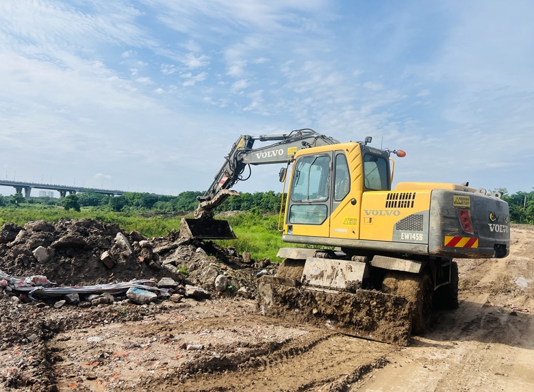 Hà Nội: Sẽ xử lý dứt điểm tình trạng san lấp, lấn chiếm bãi bồi ven sông Hồng- Ảnh 6. Hà Nội: Sẽ xử lý dứt điểm tình trạng san lấp, lấn chiếm bãi bồi ven sông Hồng- Ảnh 6.