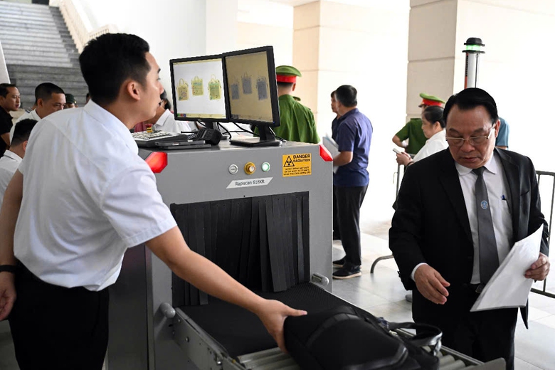 Cựu Thứ trưởng Nguyễn Linh Ngọc hầu tòa vụ đất hiếm ở Yên Bái- Ảnh 5. Cựu Thứ trưởng Nguyễn Linh Ngọc hầu tòa vụ đất hiếm ở Yên Bái- Ảnh 5.