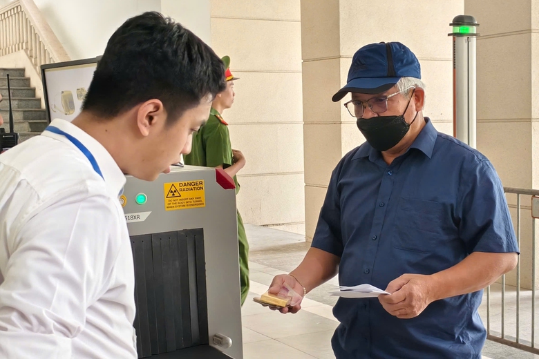 Cựu Thứ trưởng Nguyễn Linh Ngọc hầu tòa vụ đất hiếm ở Yên Bái- Ảnh 7. Cựu Thứ trưởng Nguyễn Linh Ngọc hầu tòa vụ đất hiếm ở Yên Bái- Ảnh 7.